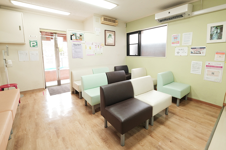 下谷内科 高槻市 院内はグリーンを基調としており、明るい雰囲気だ