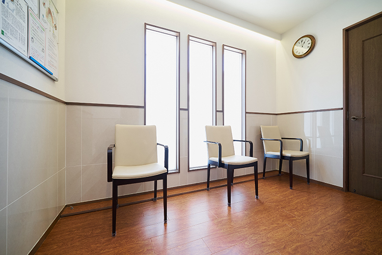 小林歯科医院 世田谷区 日差しが差し込むすっきりとした待合室