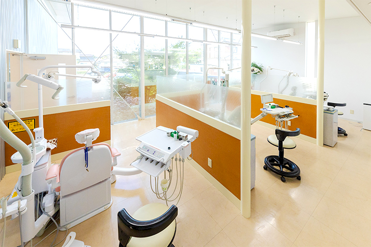 みえeatデンタルクリニック 宮崎市 明るくリラックスできる診察室。仕切りがある点も特徴