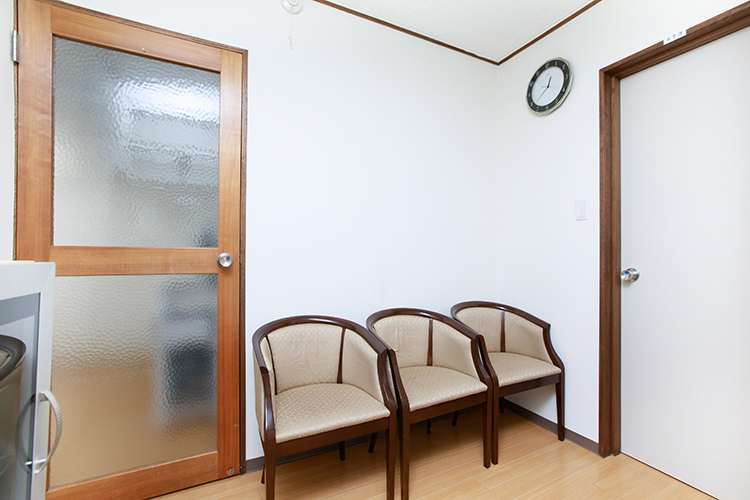 MAYUMI矯正歯科クリニック 中野区 清潔感があり、リラックスできる待合室