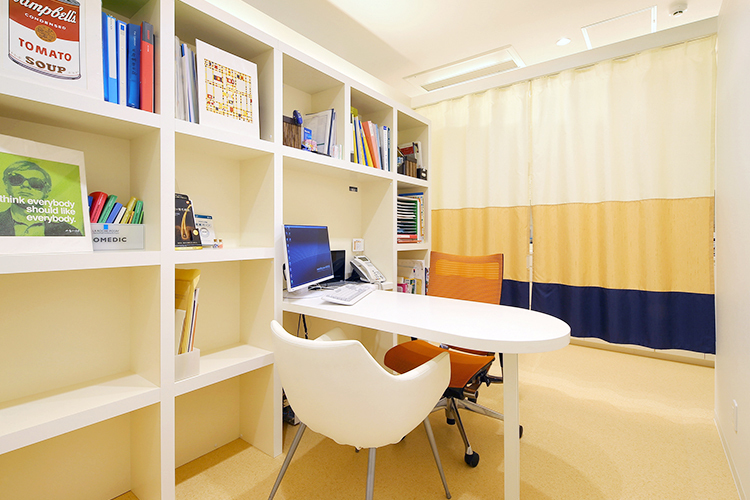 西蔭メディカルクリニック 鹿児島市 診察室は2室あり、患者の話を丁寧に聞いてくれる