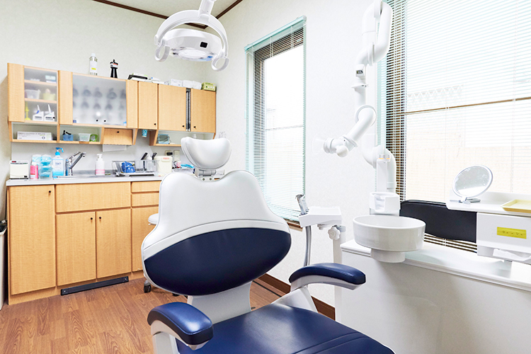 西村歯科医院 調布市 プライバシーに配慮された個室の診察室。新しいユニットも導入