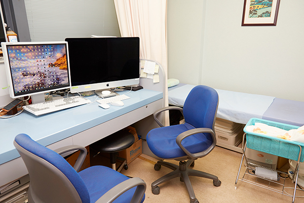 阪本胃腸・外科クリニック 豊中市 診察室。院長は、初診時の聞き取りを大切にしている