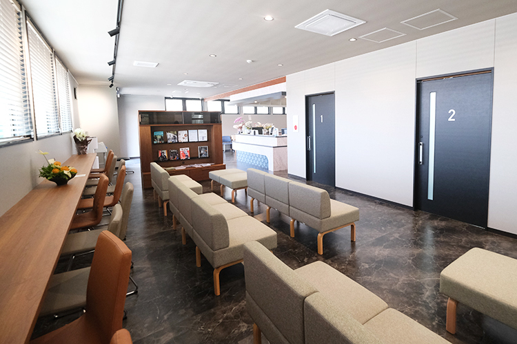 みちかぜクリニック 春日井市 リラックスできるよう照度も落とし、薄いグレーを基調とした院内
