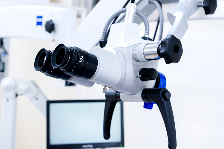 神田駅前もんでん耳鼻咽喉科 千代田区 患者に耳の中を見せながら処置ができる顕微鏡も用意