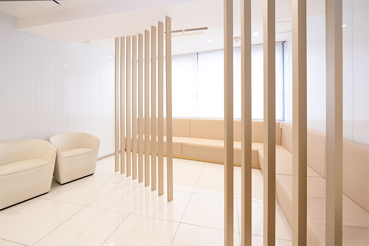 しぶや駅前あんしんクリニック 渋谷区 清潔感のある落ち着いた待合室