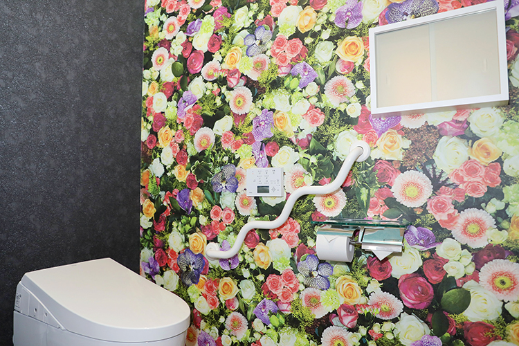 en婦人科クリニック 福岡市中央区 トイレの壁紙も工夫。衛生面にも配慮している