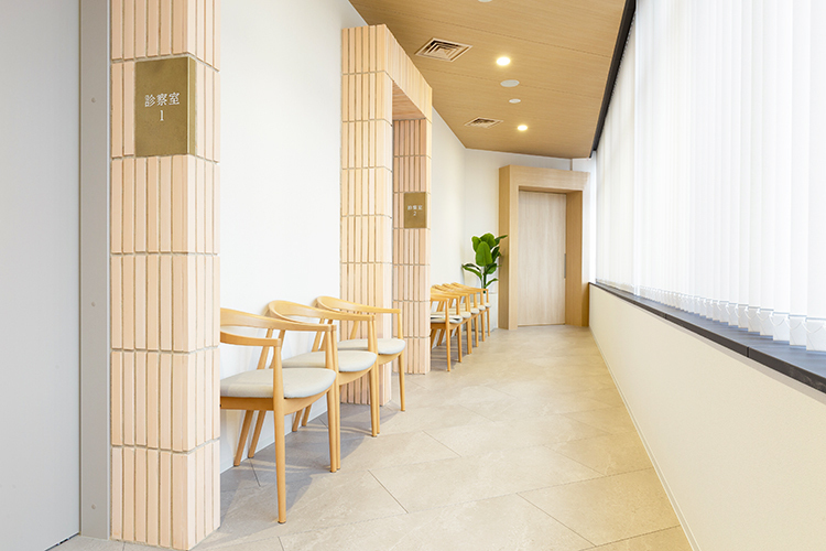 千里丘内視鏡クリニック 摂津市 日の光が差し込む明るい院内。患者がリラックスできる環境
