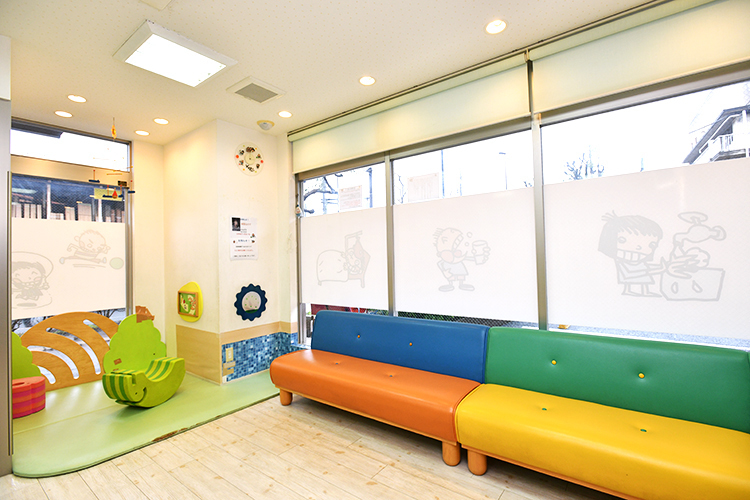YYキッズクリニック 西東京市 床暖房を設置しており、伸び伸びと過ごせるようにしている