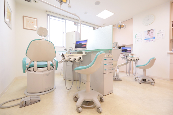 はらだデンタルクリニック 世田谷区 グリーンと白を基調とした治療スペース