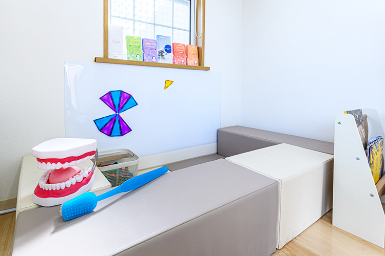 かわはら歯科 新小郡クリニック 小郡市 子ども連れの患者が過ごしやすいようキッズスペースを備える