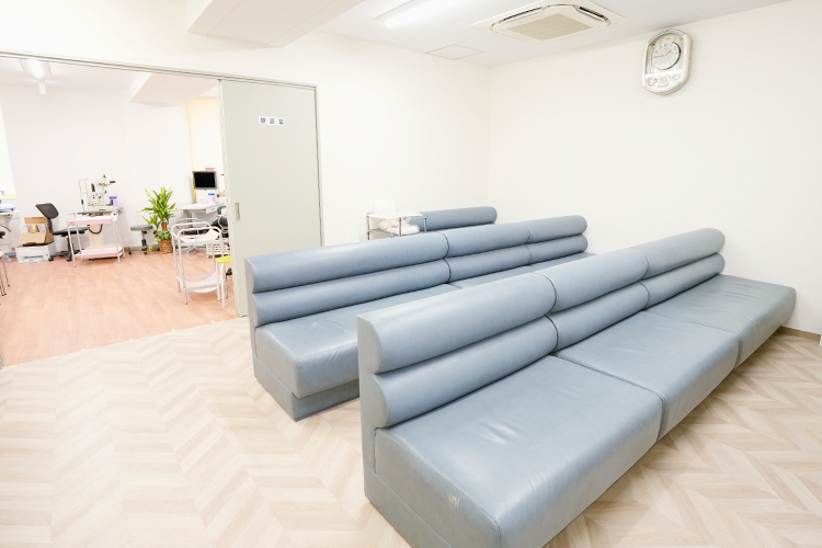 かんない駅前眼科クリニック 横浜市中区 ゆったりと座れるソファーがあり、明るく開放感のある待合室