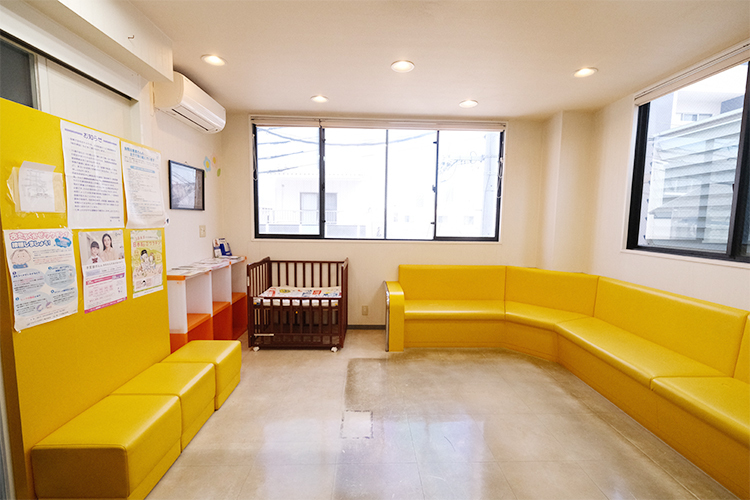 清水こどもクリニック 大阪市淀川区 明るい色合いで、ゆったりとした待合室