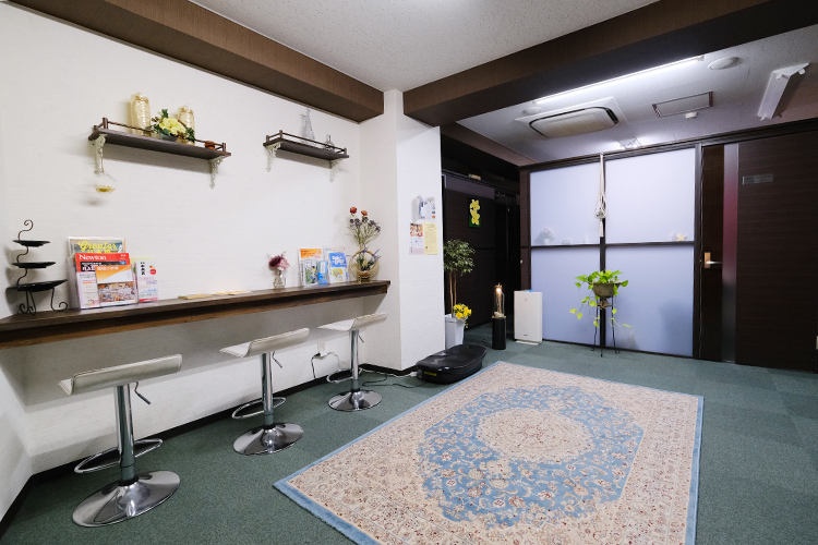 茅場町メンタルクリニック 中央区 自然をイメージし、木目調と緑色がメインの院内