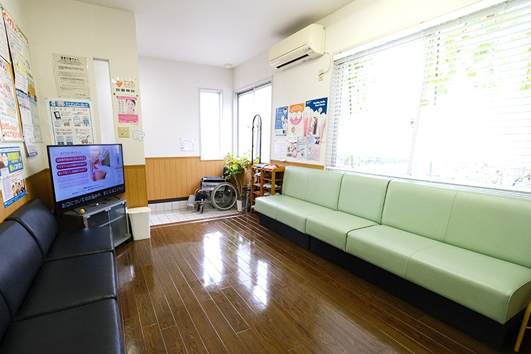 かぎたに歯科医院 加古川市 待合室は広々としており、ゆったりと過ごすことができる