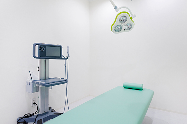 爪と皮膚の診療所 形成外科・皮膚科 横浜市青葉区 衛生面にも配慮された、診察室に併設された施術スペース