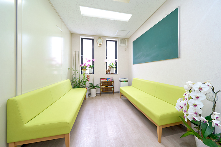 小林内科医院 川崎市麻生区 観葉植物が彩る待合。穏やかな雰囲気の空間が広がる