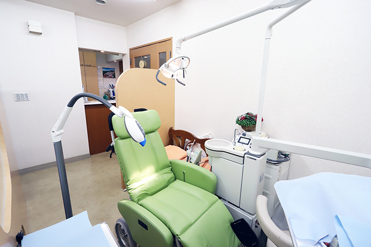 奥沢歯科医院 世田谷区 車いすのまま診療を受けられる診察台も完備