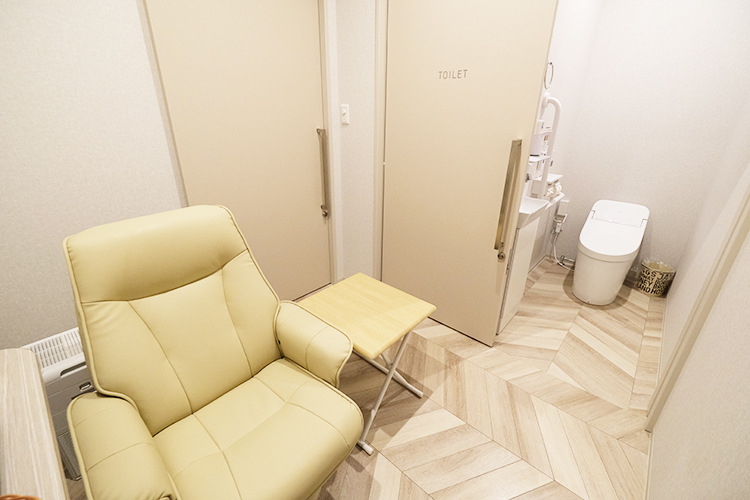 きむら内科内視鏡クリニック 一宮市 トイレつきの個室。2人で利用できるロングソファータイプも