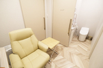 きむら内科内視鏡クリニック 一宮市 トイレつきの個室。2人で利用できるロングソファータイプも