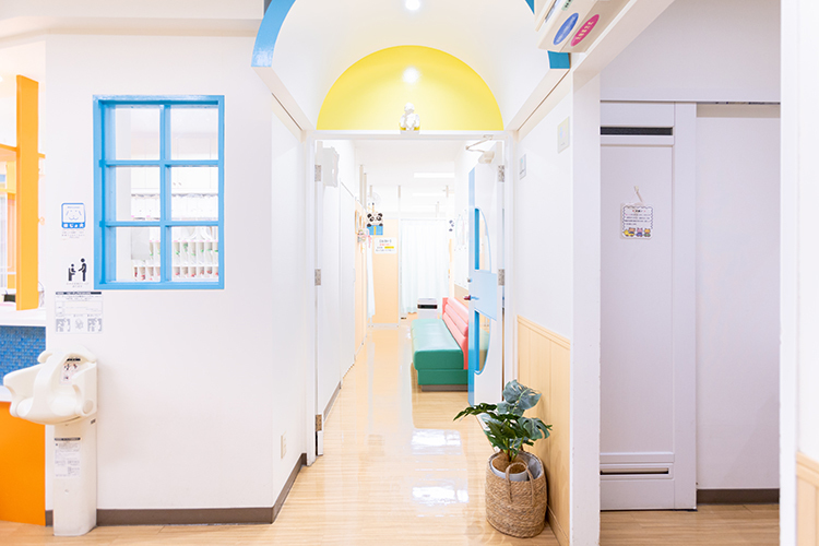 いわや小児科クリニック 福岡市西区 かわいらしい院内。子どもが楽しめる工夫が院内にちりばめられる