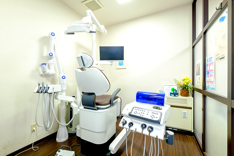 医療法人社団 章晴Dental 白倉歯科クリニック  町田市 患者とのコミュニケーションを大切に日々の診療にあたる