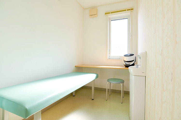 さとう小児科クリニック 横浜市港北区 特別診察室。感染対策を徹底し、安心の通院環境を整える		
