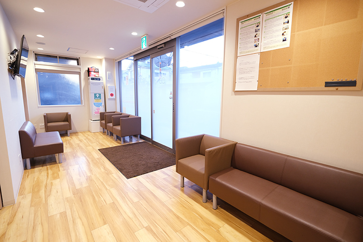 六町もやい歯科口腔外科 足立区 光が入り込み温かく明るい雰囲気を感じられる待合室