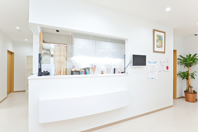 田口皮膚科医院 新座市 受付には感染予防対策が施されている