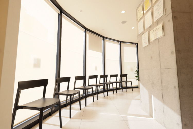 みなきたデンタルクリニック 横浜市都筑区 待合室は天井が高く、窓から明るい自然光が差し込む