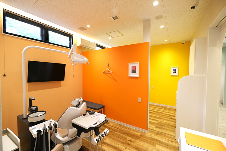 いそざき歯科・矯正歯科 瑞穂市 半個室と個室の診療室を用意