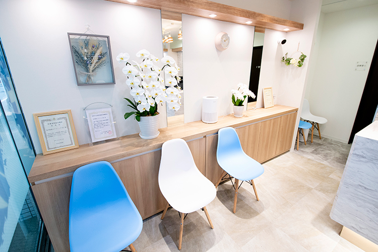 れいめいクリニック 台東区 優しい色合いで気軽に入りやすい雰囲気の院内