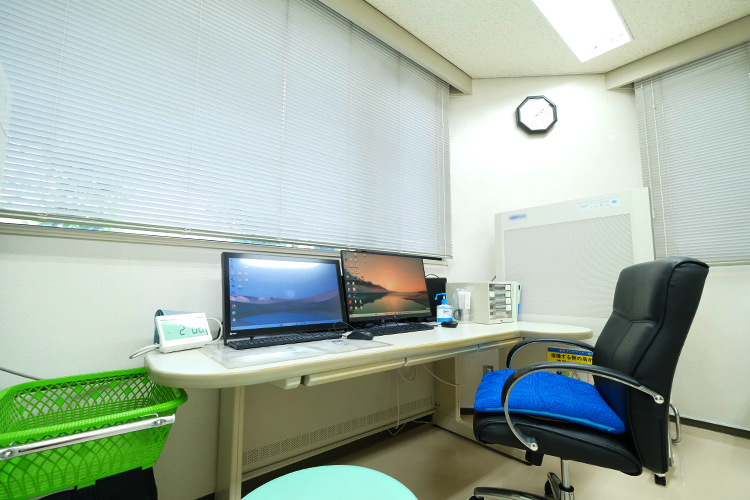 知立ファミリークリニック 知立市 明るい診察室