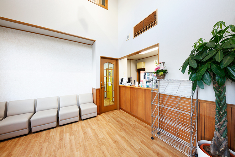 AYデンタルクリニック 相模原市南区 吹き抜けになっており、広々とした待合室