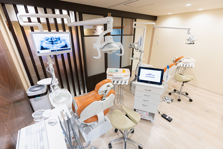 ひとみ矯正歯科医院 福岡市博多区 オレンジと木目調が特徴的な温かみのある院内