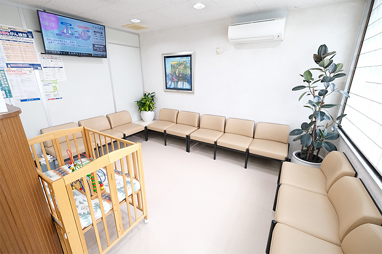 谷口医院 西宮市 おもちゃやベビーベッドもある広々とした待合室