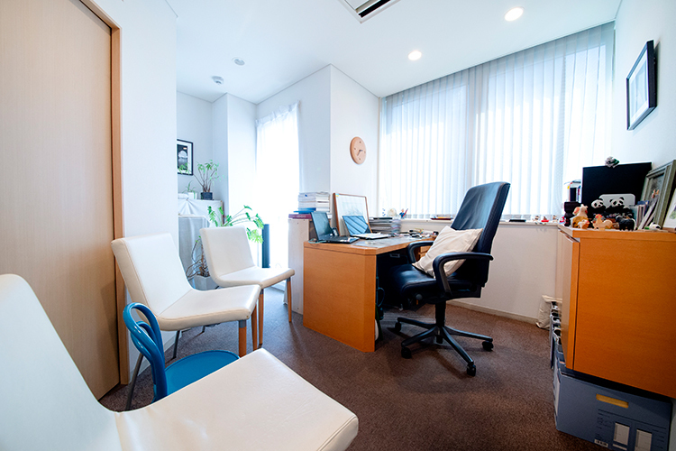 ファミリーメンタルクリニックまつたに 世田谷区 昼間は日差しが降り注ぐ、明るい診察室