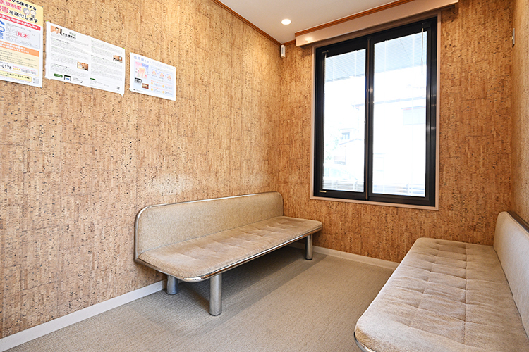 きぬまつ歯科医院 千葉市花見川区 自然光が差し込む、ゆったりと過ごせる待合室