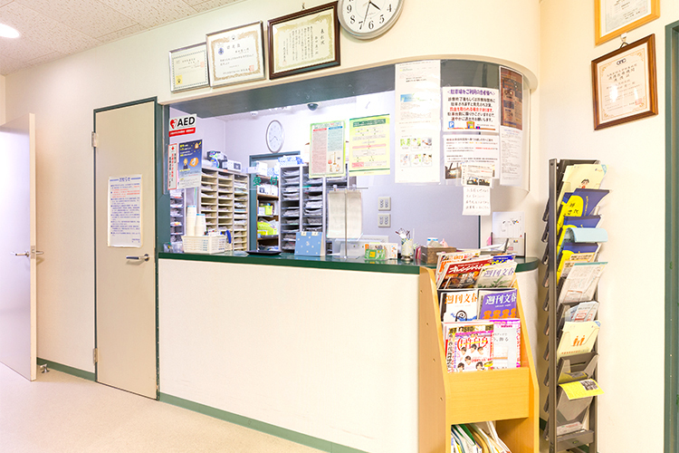 都田泌尿器科医院 茨木市 受付ではスタッフが笑顔で迎えてくれる