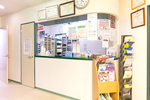 都田泌尿器科医院 茨木市 受付ではスタッフが笑顔で迎えてくれる