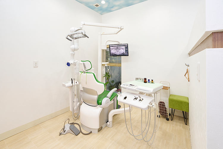 久我山あおぞら歯科医院 杉並区 ユニットは半個室。落ち着いて治療を受けられる