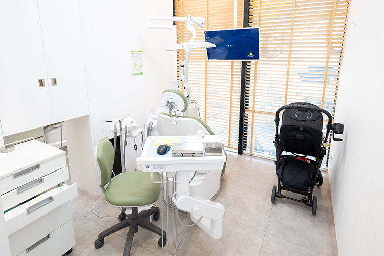 下北沢駅前歯科クリニック 世田谷区 ベビーカーのまま入れる広々とした診察室