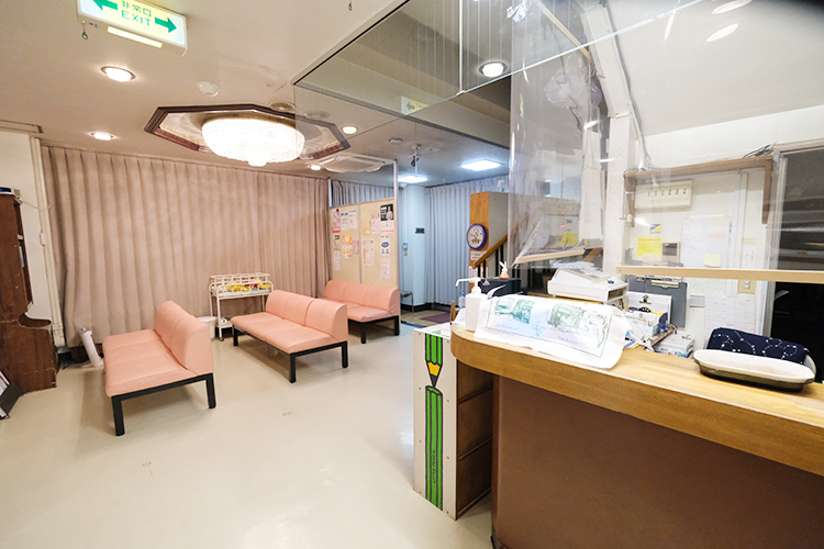 北條医院 武蔵村山市 アンティーク調のシャンデリアが印象的な広々とした待合室