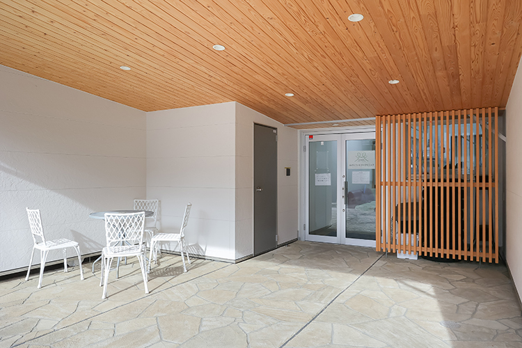 みどりファミリークリニック 岐阜市 院内はスタッフと患者の動線を分けるなど配慮が行き届く