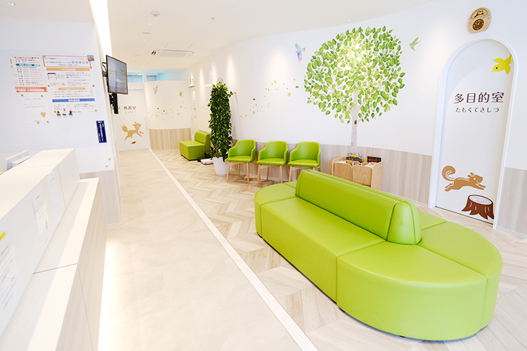 わかばの森クリニック 大阪市生野区 緑を基調とした院内には、森の動物たちが描かれている