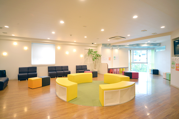 きなみ小児歯科・矯正歯科医院 広島市佐伯区 広々とした空間と、清潔に保たれたソファーで過ごせる待合室
