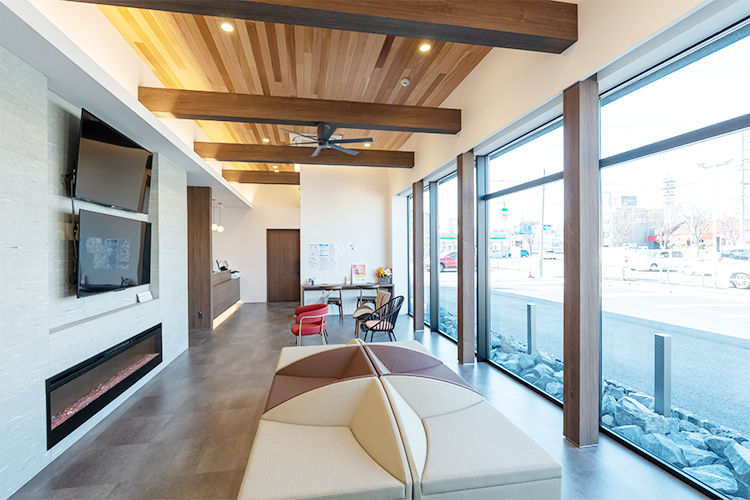 Kクリニック岐阜加納 岐阜市 解放感のある待合室。院長のこだわりが詰まった空間だ