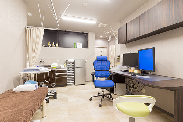 山田整形外科 吹田市 診察室。山田院長が子どもから大人まで経験を生かし丁寧に診療