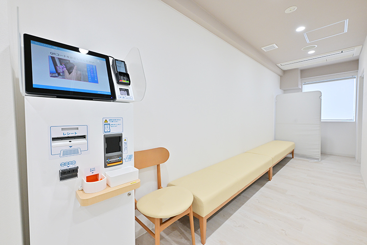 クリニックプラス三鷹 武蔵野市 自動精算機を導入し、スムーズな受診を