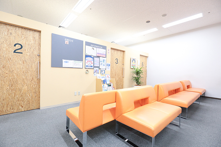 心療内科アーツクリニック大崎 品川区 待合室は落ち着けるようなインテリアとなっている